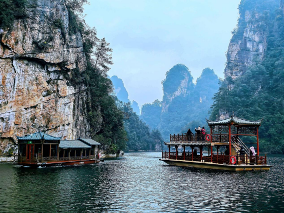 外國(guó)博主探秘張家界寶峰湖，湖光山色與非遺文化圈粉全球